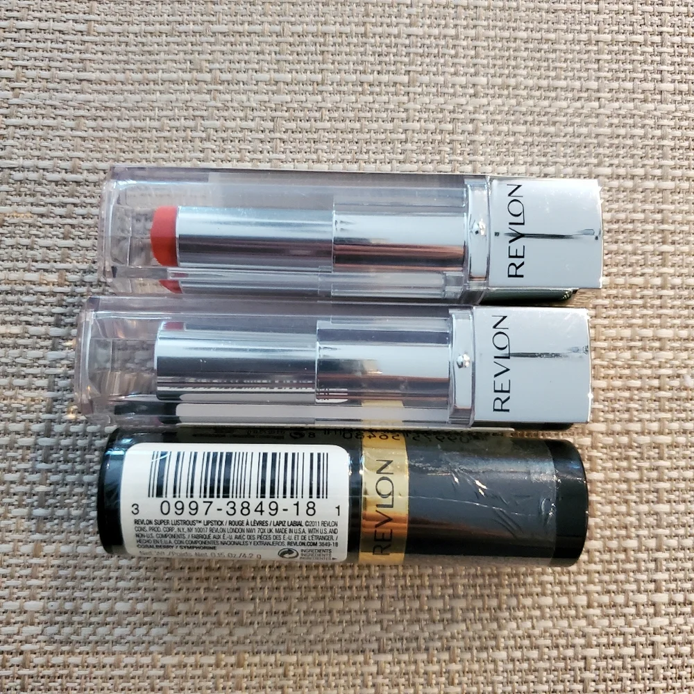 Cosmetic bundle: Lips (lipsticks and liner, Pink/purple/coral